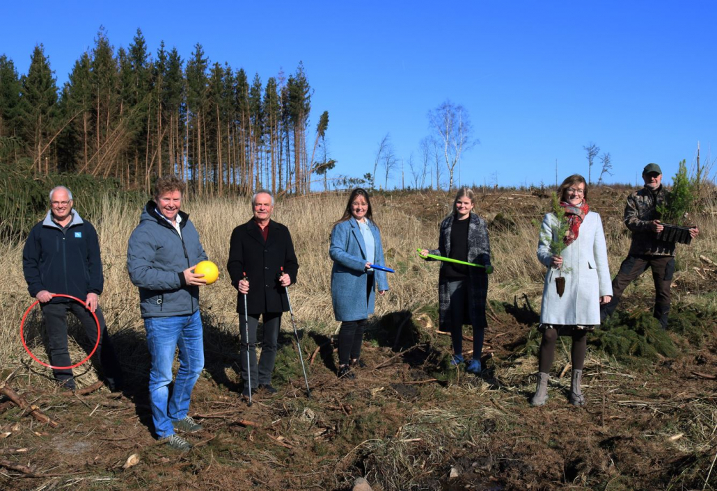 Bild: Neue Bäume durch sportliche Betätigung: Hans-Norbert Blome (Techniker Krankenkasse), Richard Hesse (Naturfreunde - Richard Hesse Stiftung), Diethelm Krause (Präsident des KSB Paderborn), Jessica Hartmann (Heil- und Mineralquellen Germete GmbH), Lina Kemper (Projektmitarbeiterin der Gesunden Kommune), Ute Dülfer (Bürgermeisterin der Energiestadt Lichtenau) und Bernhard Beumling (Forstamtsrat) (v. l.) haben das geschädigte Revier Holtheim im Stadtwald Lichtenau besichtigt. Foto: Heiko Appelbaum